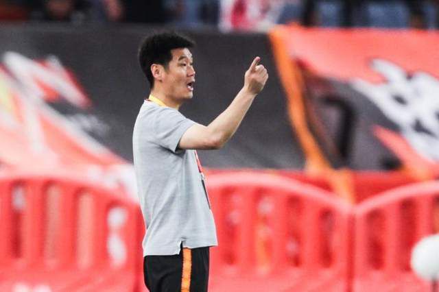 赛前我和莫耶斯有过关于密集赛程的交流，他们也面对着同样的问题。
